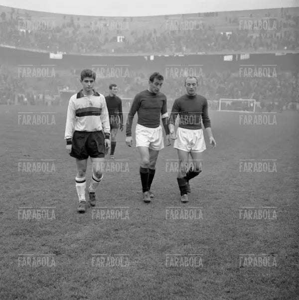 Gianni Rivera, Enzo Bearzot e Gianni Invernizzi, Milan vs Torino, 1960 - Farabola Immagine digitale