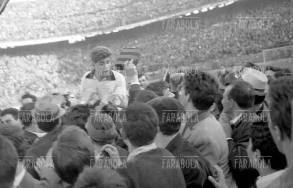 Gianni Rivera festeggiato per lo scudetto, Milan vs Torino, 1968 - Farabola Immagine digitale
