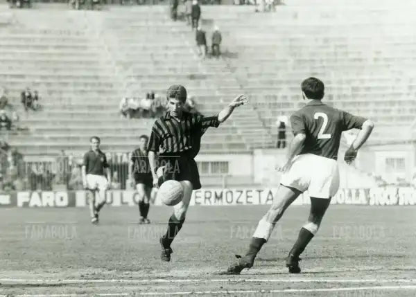 Gianni Rivera in azione, Milan vs Fiorentina, 1964 - Farabola Immagine digitale