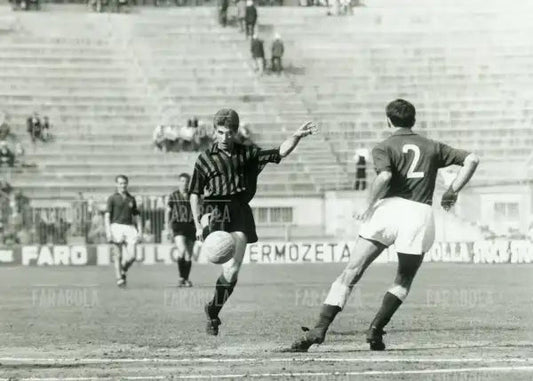 Gianni Rivera in azione, Milan vs Fiorentina, 1964 - Farabola Immagine digitale