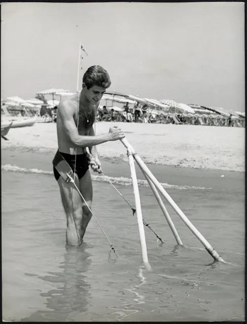 Gianni Rivera in spiaggia anni 60 Ft 35957 - Stampa 21x27 cm - Farabola Stampa ai sali d'argento