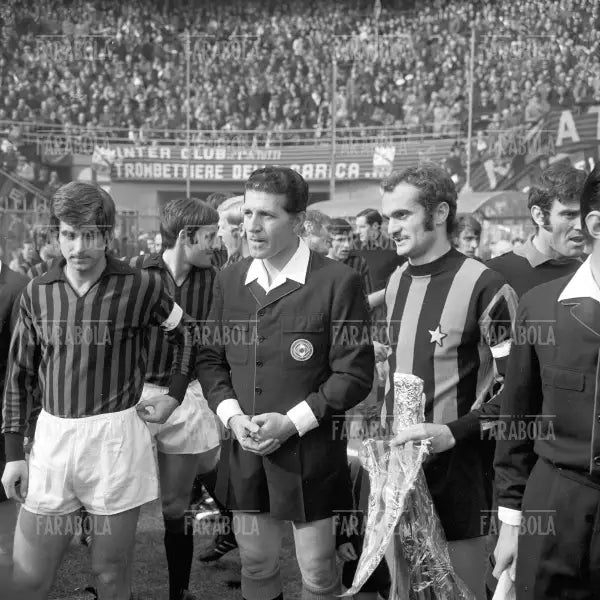Gianni Rivera, l'arbitro Concetto Lo Bello e Sandro Mazzola, Inter vs Milan, 1971 - Farabola Immagine digitale