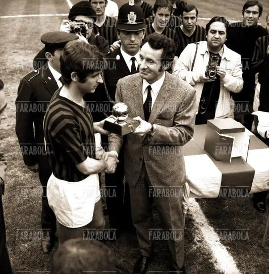 Gianni Rivera riceve il Pallone d'Oro a San Siro, 1970 - Farabola Immagine digitale
