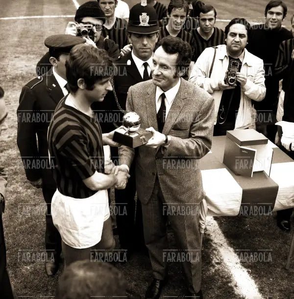 Gianni Rivera riceve il Pallone d'Oro a San Siro, 1970 - Farabola Immagine digitale