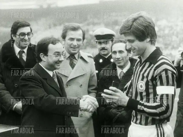 Gianni Rivera riceve l'Ambrogino d'oro dal sindaco Carlo Tognoli, Milano, 1978 - Farabola Immagine digitale