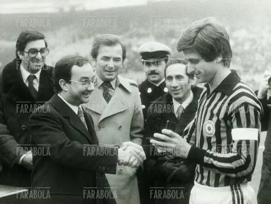 Gianni Rivera riceve l'Ambrogino d'oro dal sindaco Carlo Tognoli, Milano, 1978 - Farabola Immagine digitale