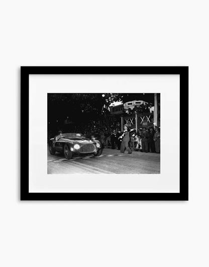 Giannino Marzotto su Ferrari, Mille Miglia 1953 — stampa fine art con cornice nera