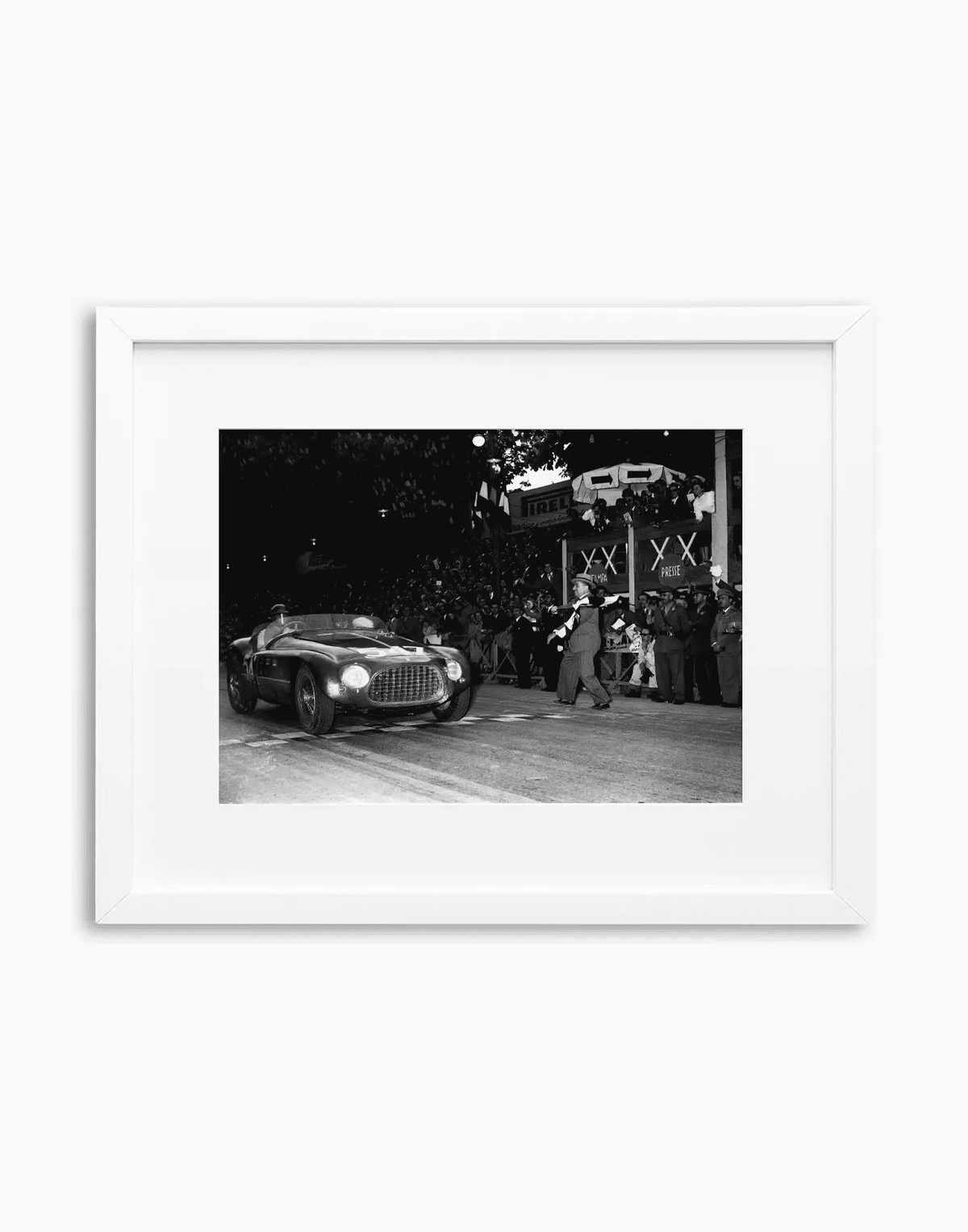 Giannino Marzotto su Ferrari, Mille Miglia 1953 — stampa fine art con cornice bianca
