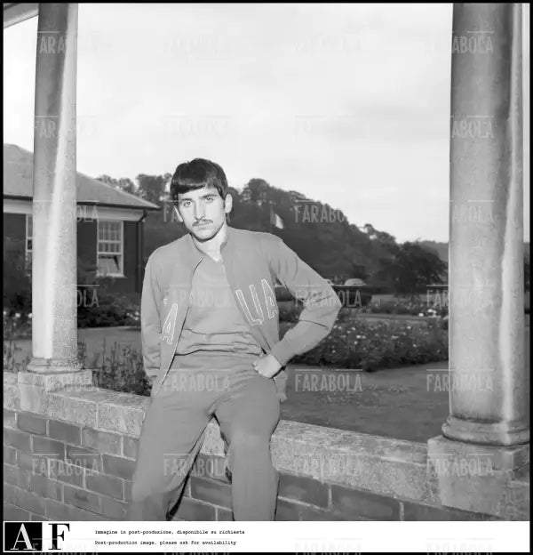 Gigi Meroni al ritiro della nazionale a Durham, Mondiali di calcio in Inghilterra, 1966 - Farabola Immagine digitale