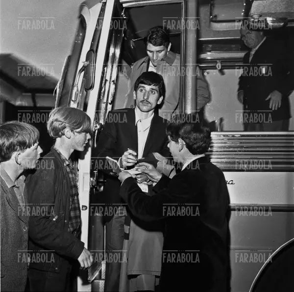 Gigi Meroni al ritiro della nazionale a Durham, Mondiali di calcio in Inghilterra, 1966 - Farabola Immagine digitale