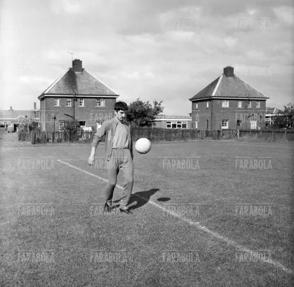 Gigi Meroni al ritiro della nazionale a Durham, Mondiali di calcio in Inghilterra, 1966 - Farabola Immagine digitale