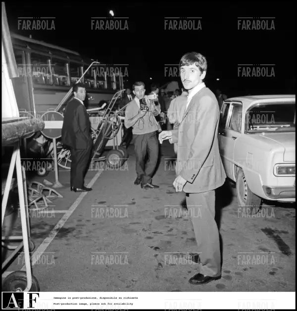 Gigi Meroni al ritiro della nazionale per i Mondiali, Genova, 1966 - Farabola Immagine digitale