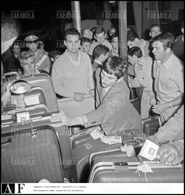 Gigi Meroni al ritiro della nazionale per i Mondiali, Genova, 1966 - Farabola Immagine digitale