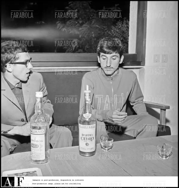Gigi Meroni al ritiro della nazionale per i Mondiali, Milanello, 1966 - Farabola Immagine digitale