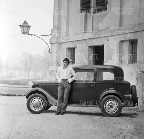 Gigi Meroni con la sua Fiat Balilla, Torino, 1965 - Farabola Immagine digitale