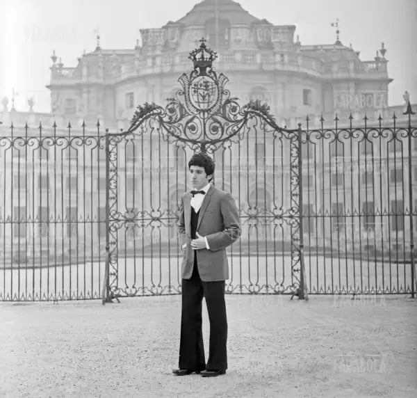 Gigi Meroni davanti alla Palazzina di caccia di Stupinigi, 1965 - Farabola Immagine digitale