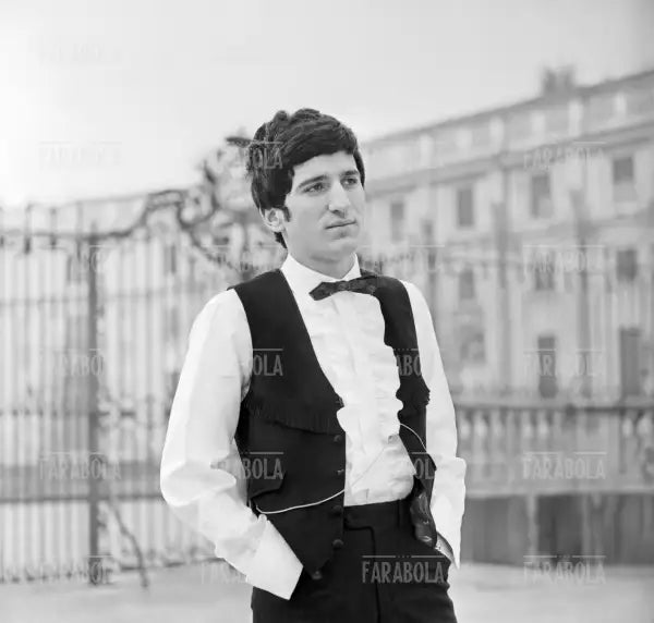 Gigi Meroni davanti alla Palazzina di caccia di Stupinigi, 1965 - Farabola Immagine digitale