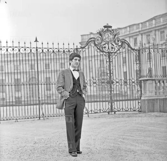 Gigi Meroni davanti alla Palazzina di caccia di Stupinigi, 1965 - Farabola Immagine digitale