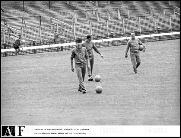 Gigi Meroni ed Edmondo Fabbri al ritiro della nazionale a Durham, Mondiali di calcio in Inghilterra, 1966 - Farabola Immagine digitale