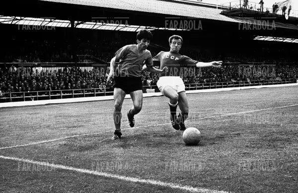 Gigi Meroni in azione, Urss vs Italia, Mondiali di calcio in Inghilterra, 1966 - Farabola Immagine digitale