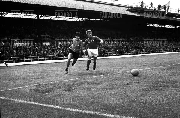 Gigi Meroni in azione, Urss vs Italia, Mondiali di calcio in Inghilterra, 1966 - Farabola Immagine digitale