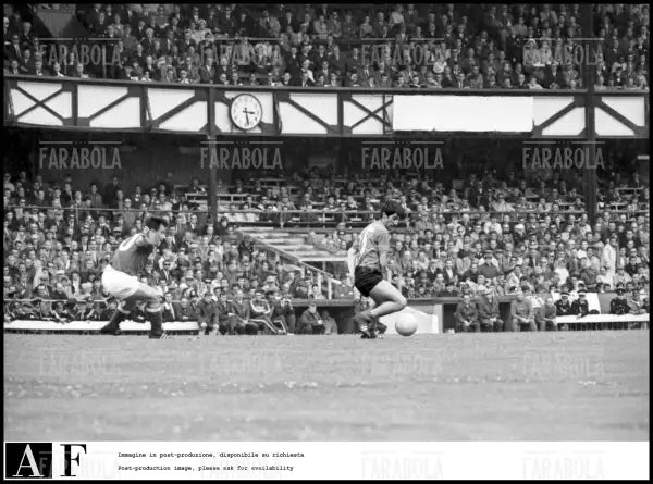 Gigi Meroni in azione, Urss vs Italia, Mondiali di calcio in Inghilterra, 1966 - Farabola Immagine digitale