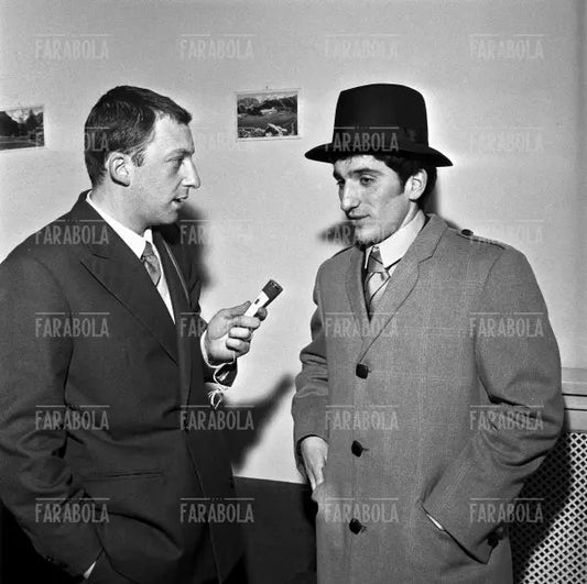 Gigi Meroni intervistato da Massimo Di Marco, Torino, 1965 - Farabola Immagine digitale