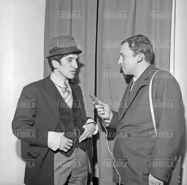 Gigi Meroni intervistato da Massimo Di Marco, Torino, 1965 - Farabola Immagine digitale