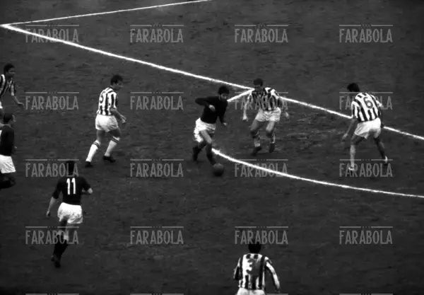 Gigi Meroni, Juventus - Torino, 1967 - Farabola Immagine digitale