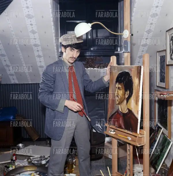 Gigi Meroni mentre dipinge un autoritratto, Torino, 1966 - Farabola Immagine digitale