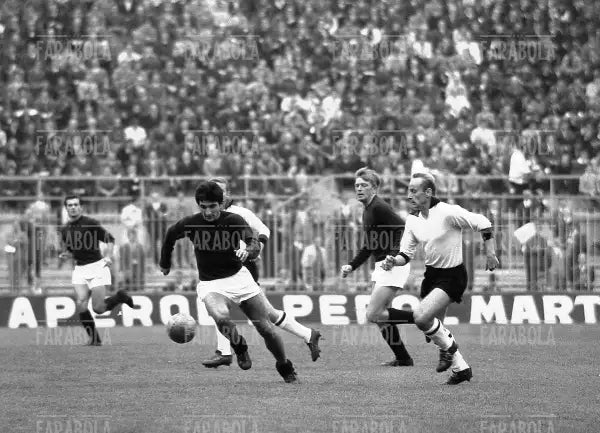 Gigi Meroni, Milan - Torino, 1964 - Farabola Immagine digitale