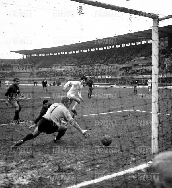 Gigi Meroni, Torino - Cagliari, 1964 - Farabola Immagine digitale