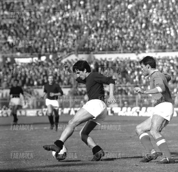 Gigi Meroni, Torino - Napoli, 1966 - Farabola Immagine digitale
