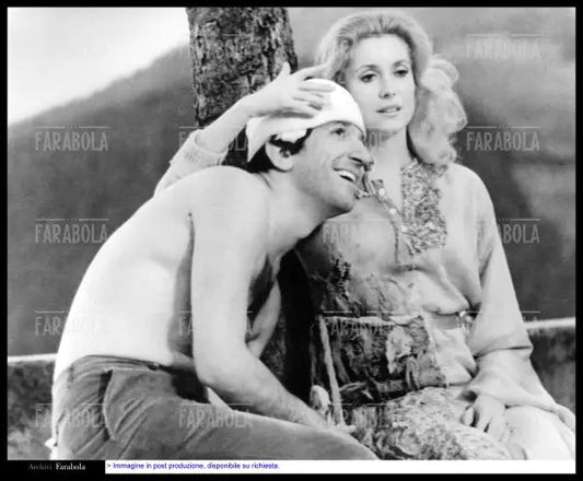 Gigi Proietti e Catherine Deneuve in una scena del film Casotto, 1977 - Farabola Immagine digitale