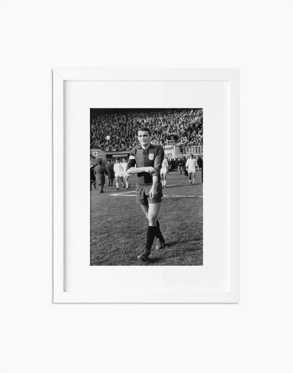 Gigi Riva, Cagliari 1966 — stampa fine art con cornice bianca
