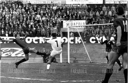 Gigi Riva, Mantova vs Cagliari, 1964 - Farabola Immagine digitale