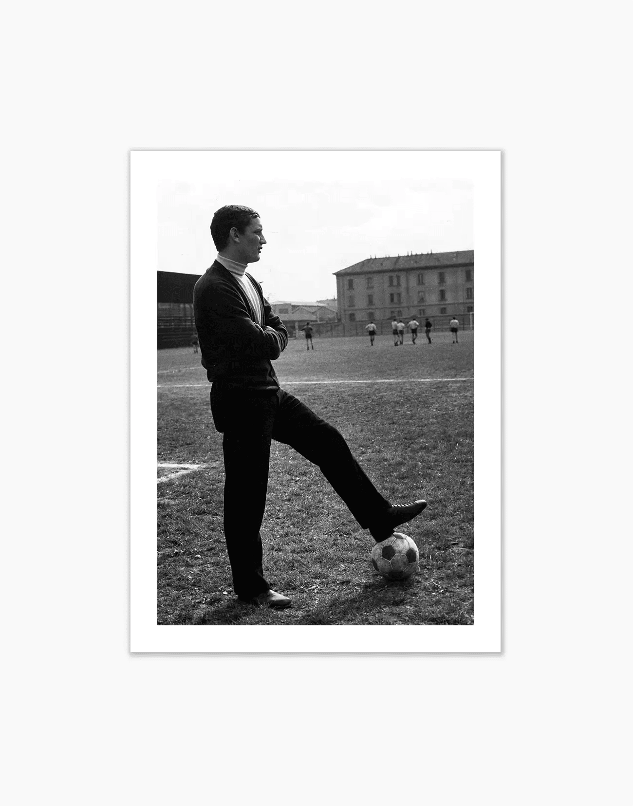Gigi Riva sul campo dove ha esordito, anni 60 - Farabola WhiteWall App Product