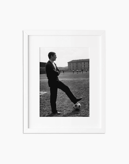 Gigi Riva sul campo dove ha esordito, anni 60 — stampa fine art con cornice bianca