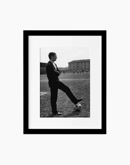 Gigi Riva sul campo dove ha esordito, anni 60 — stampa fine art con cornice nera
