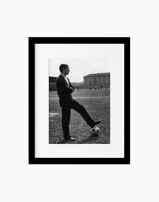 Gigi Riva sul campo dove ha esordito, anni 60 — stampa fine art con cornice nera