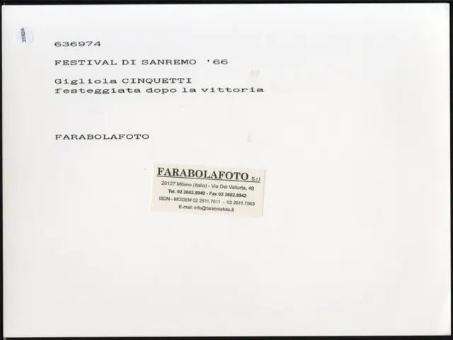 Gigliola Cinquetti vince Sanremo 1966 Ft 35826 - Stampa 24x18 cm - Farabola Stampa ai sali d'argento (anni 90)