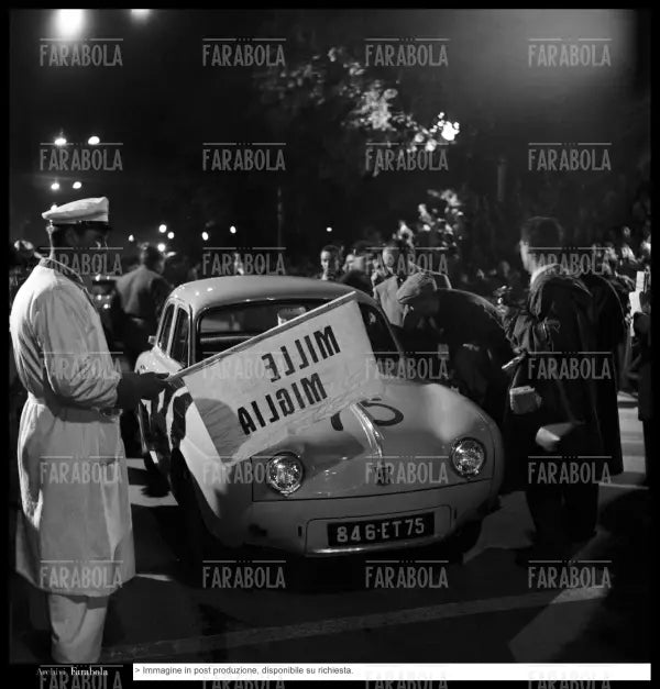 Gilberte Thirion su Renault Dauphine, Mille Miglia, 1956 - Farabola Immagine digitale
