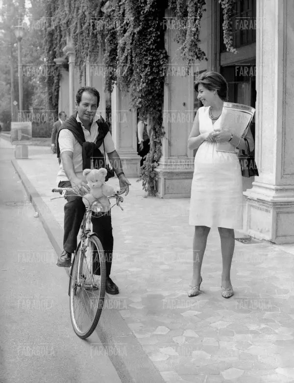 Gillo Pontecorvo con la moglie, Festival di Venezia, 1966 - Farabola Immagine digitale