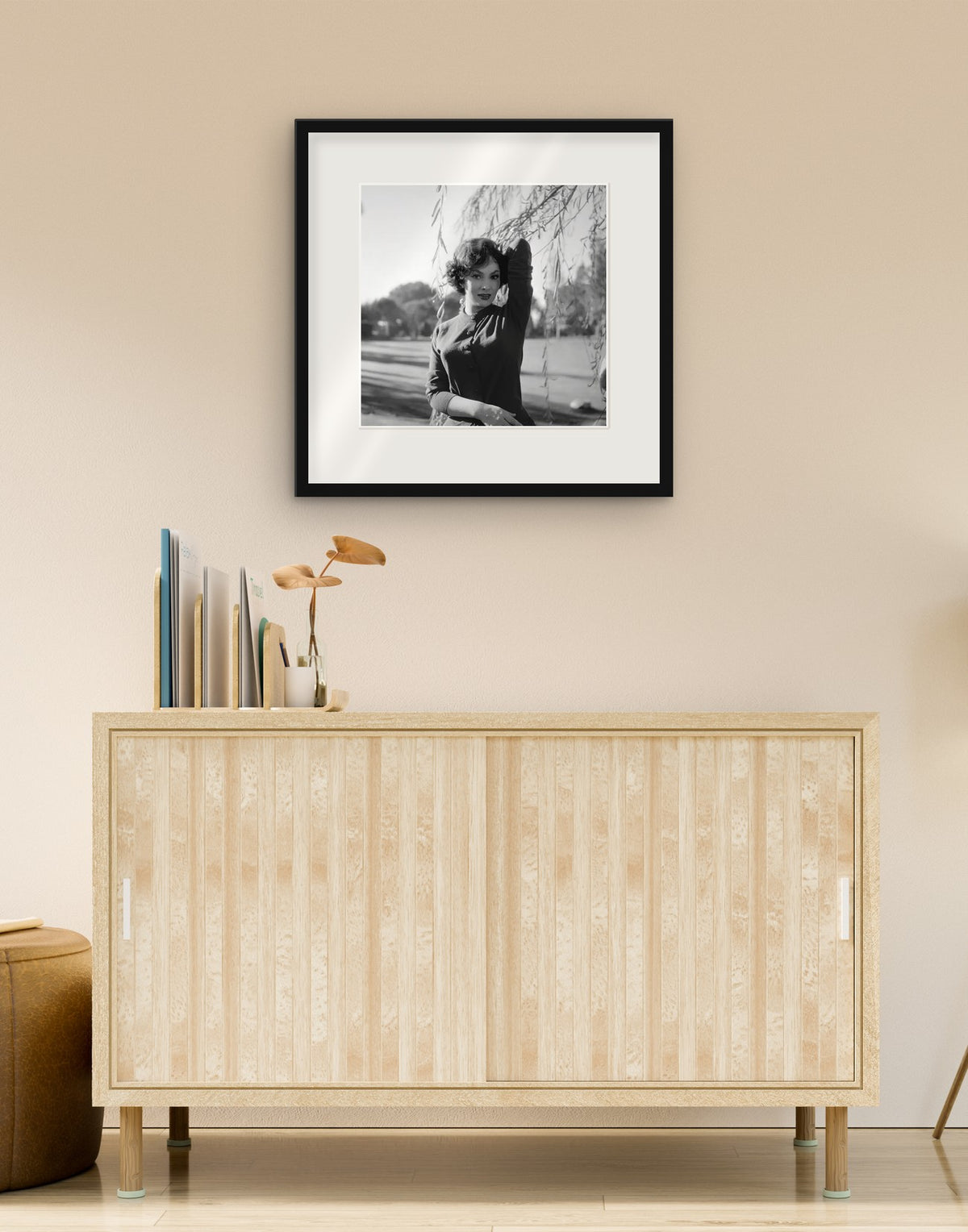 Fine-Art-Druck von „Gina Lollobrigida, 1955“ mit schwarzem Rahmen und Passepartout, im Wohnzimmer über einer Anrichte aufgehängt