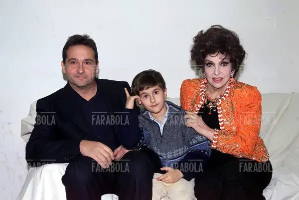 Gina Lollobrigida con il figlio e il nipote Dimitri Skofic, La casa dei sogni, 2000 - Farabola Immagine digitale