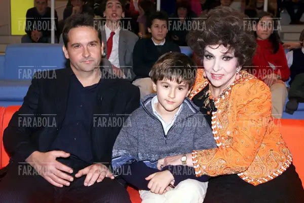 Gina Lollobrigida con il figlio e il nipote Dimitri Skofic, La casa dei sogni, 2000 - Farabola Immagine digitale