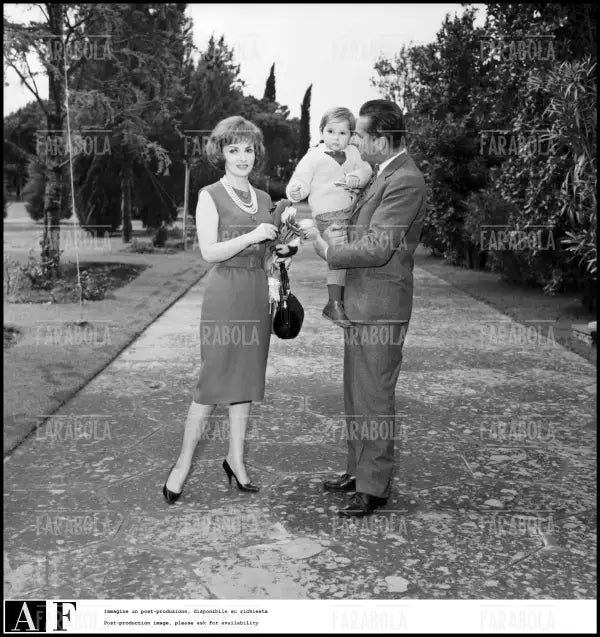 Gina Lollobrigida con il marito Milko Skofic e il figlio Andrea, Roma, 1960 - Farabola Immagine digitale