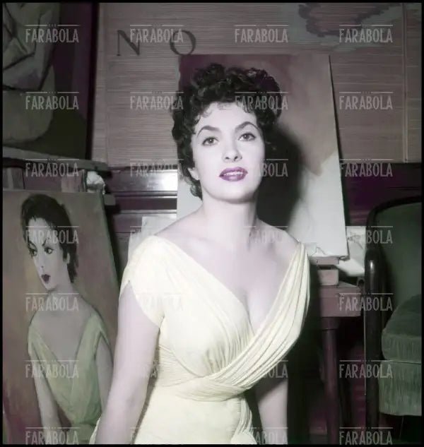 Gina Lollobrigida con un dipinto che la raffigura, Milano, 1955 - Farabola Immagine digitale