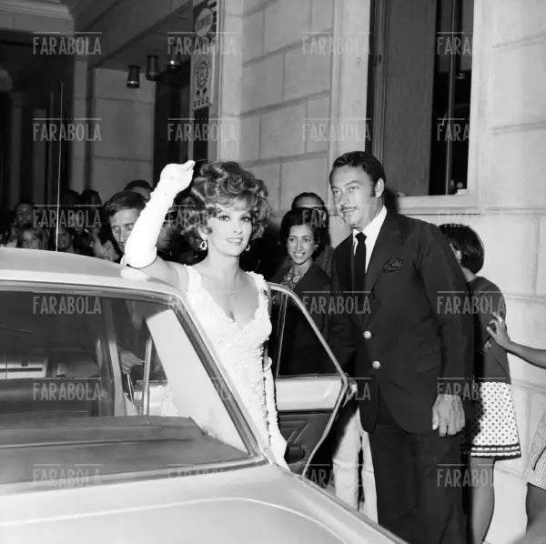 Gina Lollobrigida e il Principe Alfonso di Hohenlohe - Langenburg, Lisbona, 1968 - Farabola Immagine digitale
