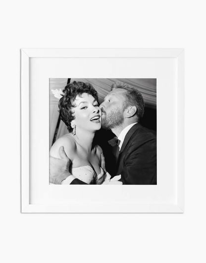 Gina Lollobrigida e Kirk Douglas, 1955 — stampa fine art con cornice bianca